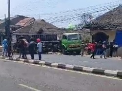 Truk Muat Tetes Tebu Mogok Lalu Jalan Mundur Tabrak Rumah-Mobil di Pasuruan