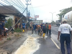Truk Tetes Tebu Mundur Tabrak Rumah-Mobil di Pasuruan Saat Sopir Makan Soto