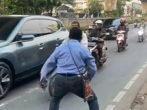 Viral, Pria Berjalan di Pinggir Jalan Mampang Jaksel lalu Ganggu Pemotor