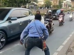 Viral, Pria Berjalan di Pinggir Jalan Mampang Jaksel lalu Ganggu Pemotor
