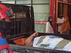 Warga Jaksel Obesitas 200 Kg Jatuh di kamar Mandi, Damkar Turun Tangan Evakuasi