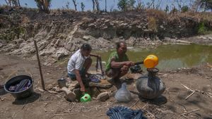 Warga Juwangi Manfaatkan Sisa Air Sungai yang Keruh untuk Cuci-Mandi