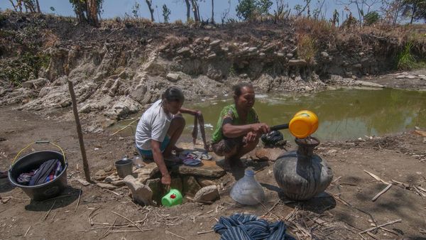 Warga Juwangi Manfaatkan Sisa Air Sungai yang Keruh untuk Cuci-Mandi