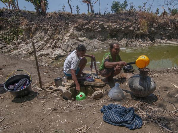 Warga Juwangi Manfaatkan Sisa Air Sungai yang Keruh untuk Cuci-Mandi