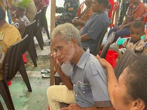 Warga Pulau Mapia Papua Menangis Diajak Mensos Risma Operasi Katarak