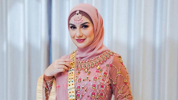 7 Foto Cantiknya Artis Bergaya Pakai Baju Tema India, Irish Bella Hingga Fuji