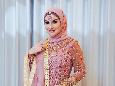 7 Foto Cantiknya Artis Bergaya Pakai Baju Tema India, Irish Bella Hingga Fuji