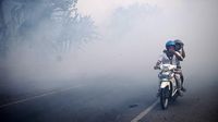 Asap Kebakaran Lahan Ganggu Pengendara di Jalan Lintas Palembang-Indralaya