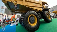 Lihat Lebih Dekat Wujud Ban Truk Tambang Seharga 3 Pajero Sport