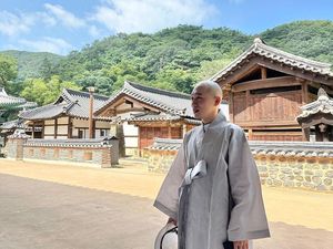 Berbondong-bondong Pergi ke Kuil Hanya Demi Bertemu Si Biksu Ganteng Berbondong-bondong Pergi ke Kuil Hanya Demi Bertemu Si Biksu Ganteng