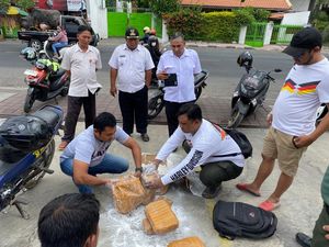 Kurir Ganja Jaringan Medan-Bali Ditangkap di Buleleng Ternyata Penyuluh KB Kurir Ganja Jaringan Medan-Bali Ditangkap di Buleleng Ternyata Penyuluh KB