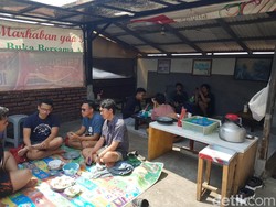 Nikmatnya Masakan Kantin Bu Tatang dan Kesetiaan Pembelinya