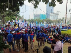 Demo Tolak UU Ciptaker Makin Ramai, Buruh Padati Kawasan Monas