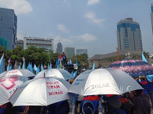 5 Ribu Buruh Kumpul di Monas Sebelum Geruduk MK Demo UU Ciptaker 5 Ribu Buruh Kumpul di Monas Sebelum Geruduk MK Demo UU Ciptaker