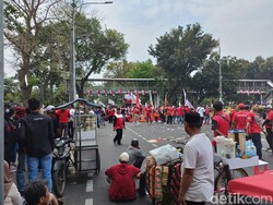 Massa Buruh di Patung Kuda Bertahan hingga Sore, Lalin Masih Ditutup