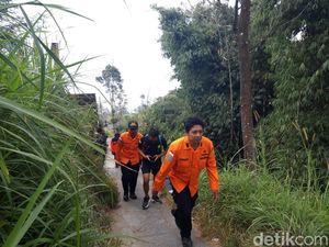 Hipotermia, WNA Pendaki Gunung Merapi Dievakuasi Tim SAR Hipotermia, WNA Pendaki Gunung Merapi Dievakuasi Tim SAR