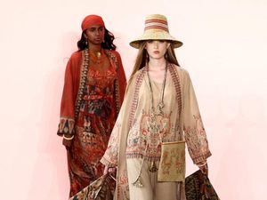 Keindahan Wastra NTT Hingga Batak Tutup New York Fashion Week