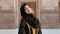 10 Potret Fuji Pakai Hijab Selama Umrah, Banjir Pujian dari Netizen