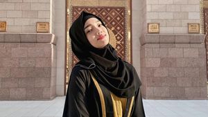 10 Potret Fuji Pakai Hijab Selama Umrah, Banjir Pujian dari Netizen