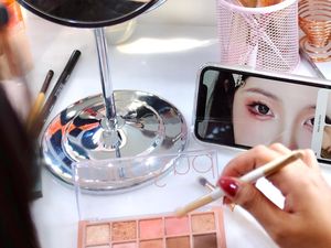 Tren Makeup Hingga Akhir Tahun 2024, Apa Saja? Tren Makeup Hingga Akhir Tahun 2024, Apa Saja?