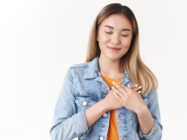 Hargai proses kecil/ foto: Freepik/ cookie_studio Perempuan sedang tersenyum lega