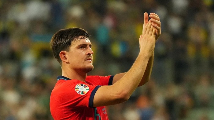 Soccer Football - Euro 2024 Qualifier - Group C - Ukraine v England - Tarczynski Arena, Wroclaw, Poland - September 9, 2023 Englands Harry Maguire applauds fans after the match REUTERS/Aleksandra Szmigiel