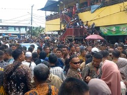 Ibu-ibu Pingsan saat Rebutan Sembako dari Jokowi di Pasar Johar Karawang