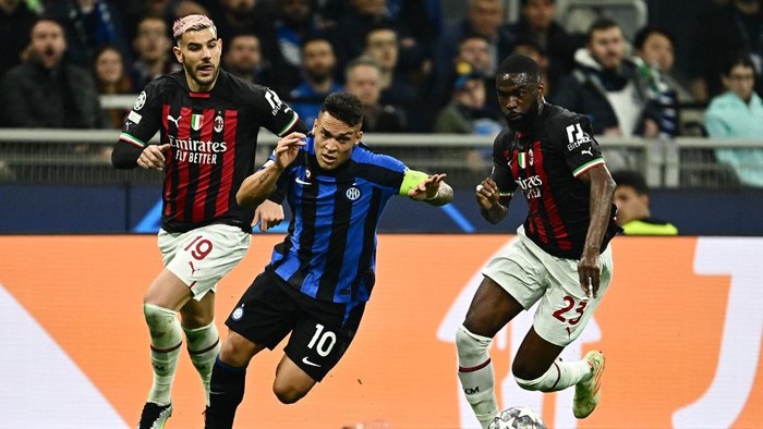 Inter Milans Argentinian forward Lautaro Martinez (C) challenges AC Milans French defender Theo Hernandez (L) and AC Milans British defender Fikayo Tomori during the UEFA Champions League semi-final second leg football match between Inter Milan and AC Milan on May 16, 2023 at tyhe Giuseppe-Meazza (San Siro) stadium in Milan. (Photo by GABRIEL BOUYS / AFP)