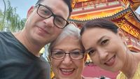 8 Foto Ira & Ari Wibowo Bareng Ibu Bulenya yang Jarang Tersorot