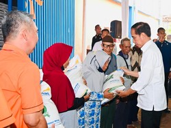 Jokowi Kunjungi Gudang Bulog di Karawang, Beri Bantuan Beras ke Warga