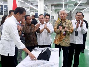 Jokowi Tinjau Pabrik Baterai Mobil di Karawang: Pertama di Asia Tenggara