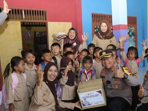 Tingkatkan Minat Baca, Polisi Sebar Buku ke TK-Pesantren di Indramayu