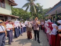 Polri Peduli Literasi, Kapolresta Bogor Bagikan Buku ke Sekolah Taman Siswa