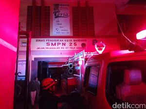 SMPN 25 Bandung Terbakar, 4 Kelas Ludes Dilalap Api