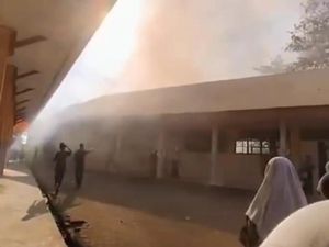 Kebakaran Lahan di Samping SMPN 36 Makassar, Aktivitas Siswa Terganggu