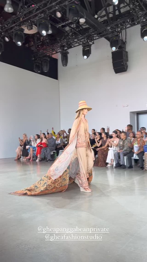Koleksi Mamuli Sumba Ghea Panggabean di NYFW
