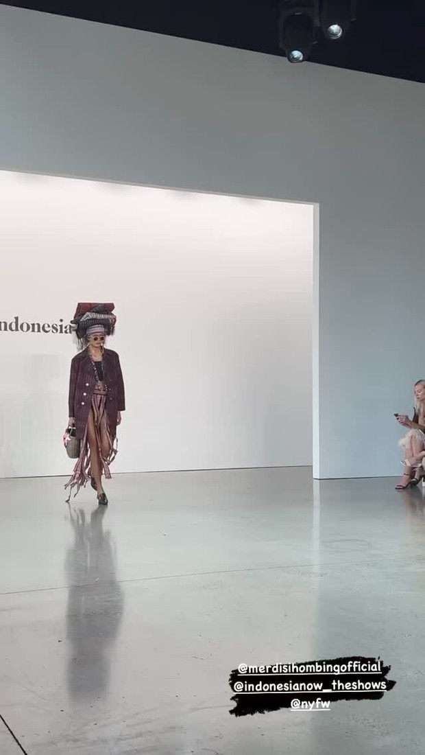 Koleksi Ulos Merdi Sihombing di NYFW