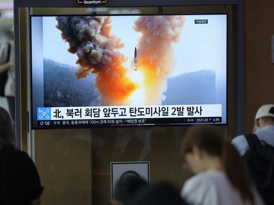 Korea Utara Luncurkan 2 Rudal Balistik Saat Kim Jong Un Temui Putin