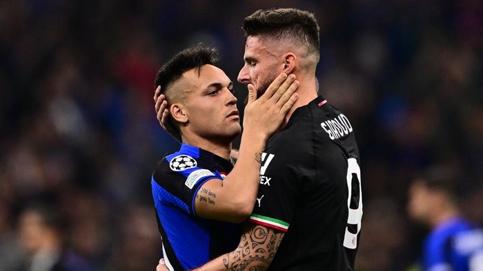 Inter Milans Argentinian forward Lautaro Martinez (L) and AC Milans French forward Olivier Giroud embrace at the end of the UEFA Champions League semi-final second leg football match between Inter Milan and AC Milan on May 16, 2023 at tyhe Giuseppe-Meazza (San Siro) stadium in Milan. (Photo by Marco BERTORELLO / AFP)