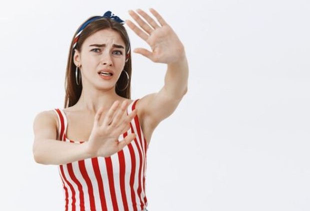 Lawan rasa insecure/ foto: Freepik/ cookie_studio Perempuan mengedepankan tangan posisi menolak