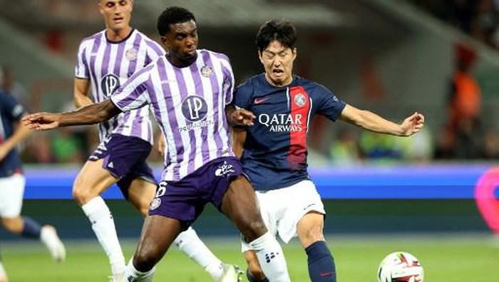 Toulouses Cape Verdean defender #06 Logan Costa and Paris Saint-Germains South Korean midfielder #19 Lee Kang-in fight for the ball during the French L1 football match between Toulouse FC and Paris Saint-Germain (PSG) at The TFC Stadium in Toulouse, southwestern France, on August 19, 2023. (Photo by Charly TRIBALLEAU / AFP)