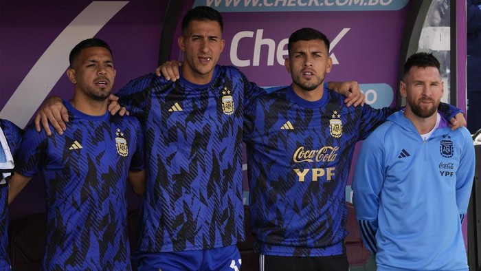 Argentinas Lionel Messi, right, sings the national anthem with teammates prior a qualifying soccer match for the FIFA World Cup 2026 against Bolivia at the Hernando Siles stadium in La Paz, Bolivia, Tuesday, Sept. 12, 2023. (AP Photo/Juan Karita)