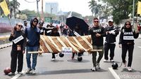 Demo UU Ciptaker, Massa Buruh Bawa Keranda-Kaki Dirantai