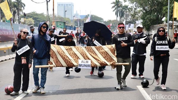 Demo UU Ciptaker, Massa Buruh Bawa Keranda-Kaki Dirantai