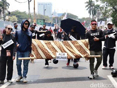Demo UU Ciptaker, Massa Buruh Bawa Keranda-Kaki Dirantai
