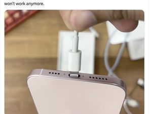 Meme iPhone 15 Pakai USB-C, Sudah Tak Bisa Flexing