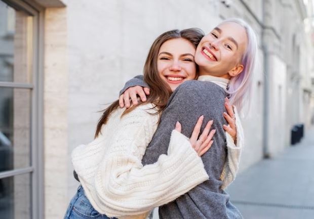 Mencari teman positive vibe/ foto: Freepik/ freepik Dua perempuan berteman