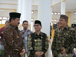 Menteri ATR/BPN Serahkan Sertifikat Tanah Wakaf dan Sekolah di Labuan Bajo
