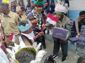 Cerita di Balik Mensos Risma Dapat Julukan Mama Papua