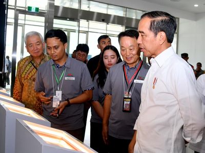 Momen Jokowi Blusukan ke Pabrik Baterai Mobil Listrik di Karawang